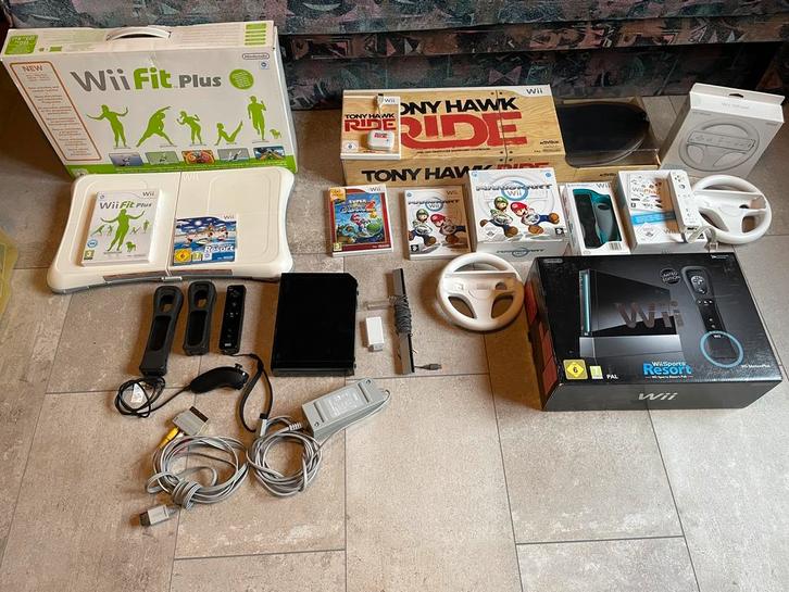 Wii black complete set. Mario tony hawk balance board, Spelcomputers en Games, Spelcomputers | Nintendo Wii, Gebruikt, Met 2 controllers