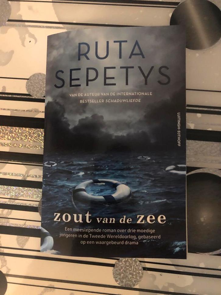 Zout van de Zee - Ruta Sepetys nieuw, Boeken, Romans, Nieuw, Nederland, Ophalen of Verzenden