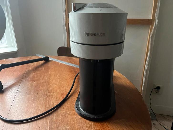 Nespresso Vertuo - Goede staat, klein defect, Witgoed en Apparatuur, Koffiezetapparaten, Gebruikt, Koffiepads en cups, Koffiemachine