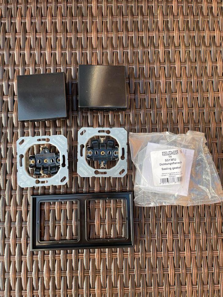 Nieuw - JUNG Stopcontact met Klep - Zwart, Doe-het-zelf en Verbouw, Elektra en Kabels, Nieuw, Stopcontact, Ophalen of Verzenden