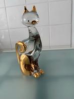 Glazen Kat met Gouden Accenten, Ophalen