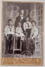 Kabinetfoto echtpaar met zoontjes dochtertje Utrecht 1900's, Gebruikt, Verzenden, Foto, Voor 1940