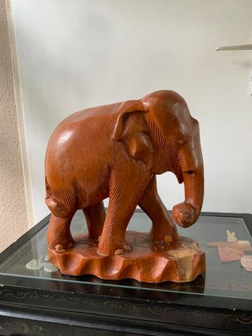Prachtig robuust olifant houtsnijwerk beschikbaar voor biedingen