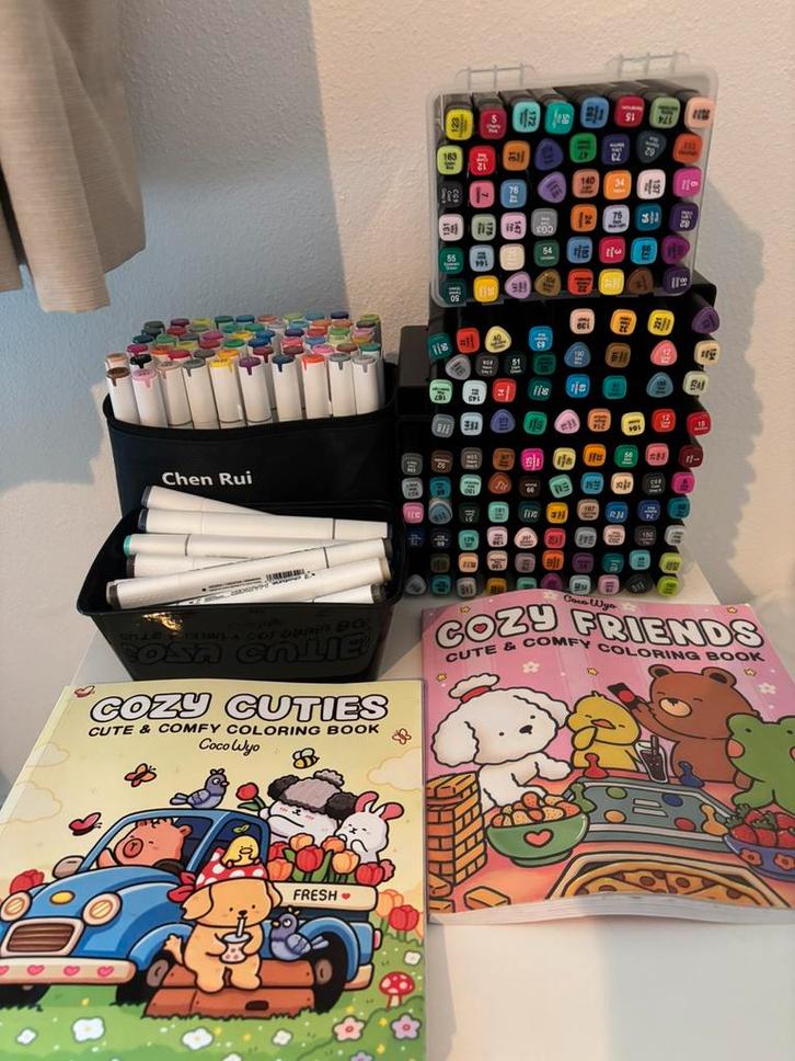 233 Alcohol markers, Hobby en Vrije tijd, Tekenen, Zo goed als nieuw, Ophalen
