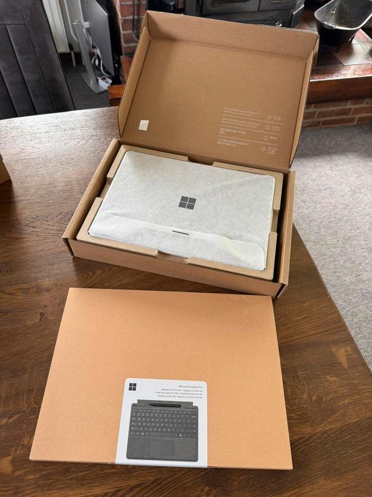 Gloednieuw Surface Pro 11 Snapdragon X Plus 16GB Ram 256 SSD, Computers en Software, Windows Laptops, Nieuw, 13 inch, SSD, 16 GB