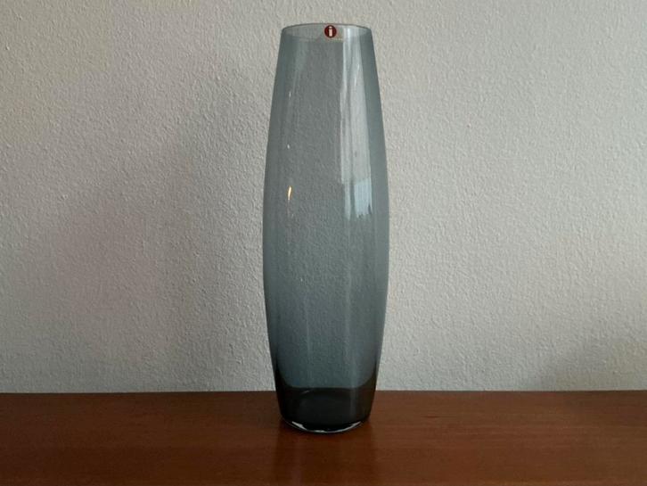 Iittala, Finland: vaas 2790 in blauw Tapio Wirkkala 1956, Antiek en Kunst, Antiek | Glas en Kristal, Ophalen of Verzenden