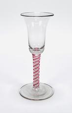 38. Slingerglas, 18e eeuw, Engeland