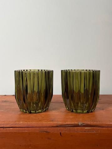 2 grote waxinelichten. Mosgroen ribbel glas beschikbaar voor biedingen
