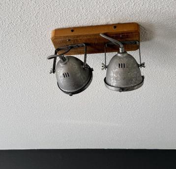 Mooie industriële set spotjes met stoere houten basis. IZGS beschikbaar voor biedingen