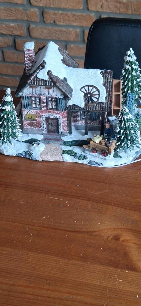 Kersthuisje met licht en watermolen die rond draaid, Diversen, Kerst, Gebruikt, Ophalen