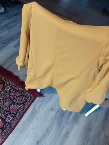 Te koop geel jasje onesize (M-l) nieuw beschikbaar voor biedingen