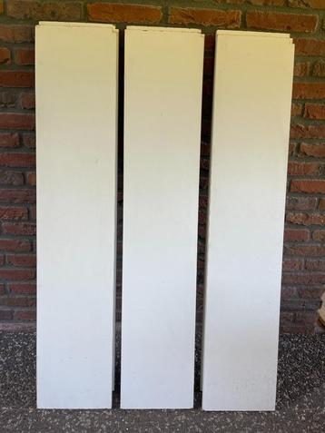 Schappen wit gefineerd, rails en hangers. Per stuk of pakket beschikbaar voor biedingen