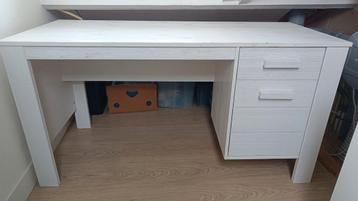 Bureau Dennis Woood Karwei beschikbaar voor biedingen