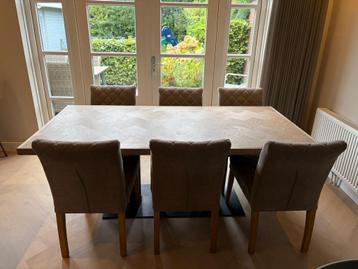 Eettafel met 6 stoelen beschikbaar voor biedingen