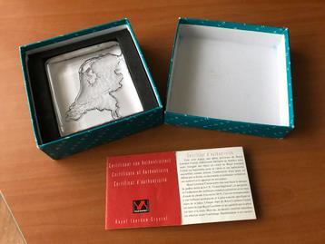 Presse Papier Royal Leerdam met landkaart van Nederland beschikbaar voor biedingen