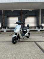 Niu elektrische scooter, Fietsen en Brommers, Elektrische fietsen, Ophalen of Verzenden, Zo goed als nieuw, 50 km per accu of meer