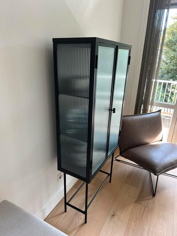 SKLUM vitrine kast incl servies beschikbaar voor biedingen
