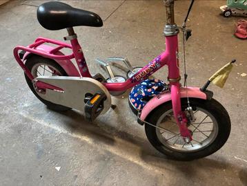 Kinderfietsje + helm + zijwieltjes beschikbaar voor biedingen