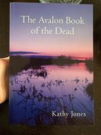 Kathy jones the avalon book of the dead boek als nieuw, Ophalen of Verzenden, Zo goed als nieuw, Overige onderwerpen, Overige typen