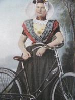 Vintage Kaart - Dame / Fiets / Klederdracht - Zuid Beveland, Verzamelen, Verzenden, 1980 tot heden, Ongelopen, Klederdracht