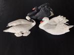 Drie zwanen wit en zwart van fine bisque porcelain, Antiek en Kunst, Ophalen