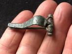Bodemvondst ROMEINS apart model FIBULA met ORIGINELE naald., Ophalen of Verzenden
