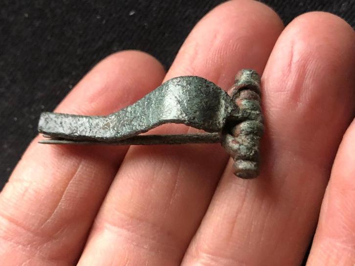 Bodemvondst ROMEINS apart model FIBULA met ORIGINELE naald., Antiek en Kunst, Curiosa en Brocante, Ophalen of Verzenden