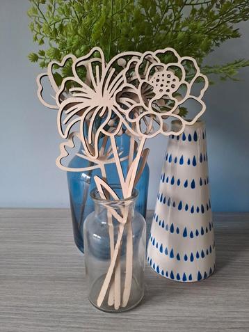 Houten bloemen beschikbaar voor biedingen