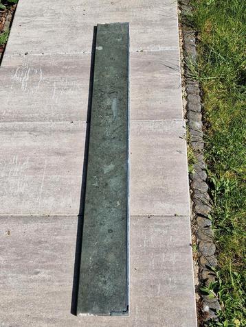 Groene natuurstenen vensterbank beschikbaar voor biedingen