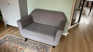 Grijze loveseat beschikbaar voor biedingen