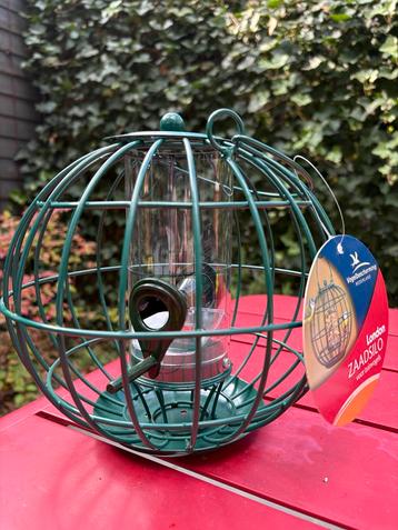 2 nieuwe zaadsilo’s voor tuinvogels met grote zak vogelvoer beschikbaar voor biedingen