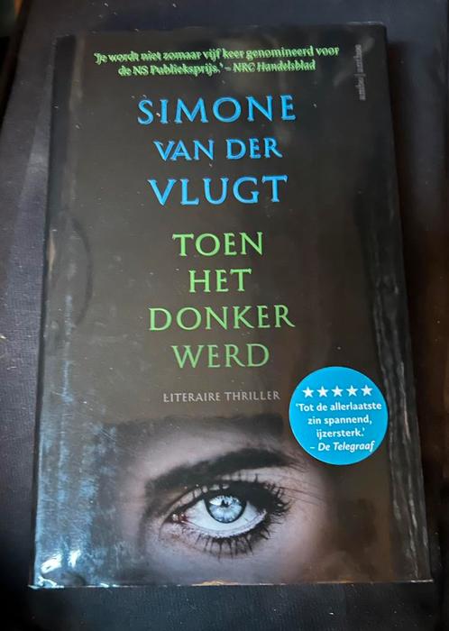 Boek Simone van der Vlugt thriller toen het donker werd, Boeken, Thrillers, Gelezen, Nederland, Ophalen of Verzenden