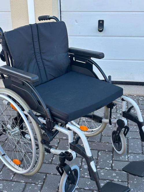 Rolstoel Breezy Rubix met een nieuwprijs €500 tot €700, Diversen, Rolstoelen, Zo goed als nieuw, Handbewogen rolstoel, Inklapbaar
