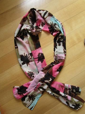 Pieces - sjaal met all over print beschikbaar voor biedingen