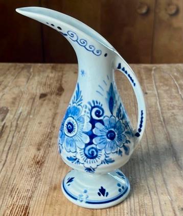 Delfts Blauw Melkkannetje met Signatuur beschikbaar voor biedingen