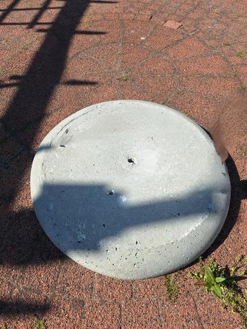 Betonnen parasolvoet 65cm x 9 cm  zonder houder. beschikbaar voor biedingen