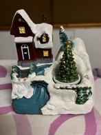 Kersthuisje met licht en draaiende kerstboom, Diversen, Kerst, Ophalen of Verzenden, Gebruikt
