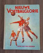 Nieuwe voetbalglorie - Historisch voetbalboek uit 1948, Boeken, Gelezen, Aad van Leeuwen, Ophalen of Verzenden, Balsport