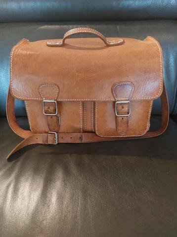 Ruime leren vintage schooltas beschikbaar voor biedingen