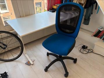 Verstelbaar wit bureau (160x80) + blauwe bureau stoel  beschikbaar voor biedingen