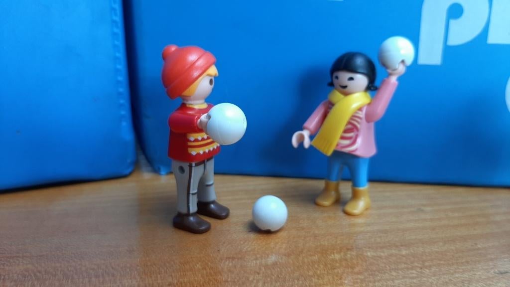 playmobil winter sneeuwballen gooien bobslee ijshockey ski, Kinderen en Baby's, Speelgoed | Playmobil, Zo goed als nieuw, Complete set