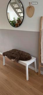 Bankje met schapenvacht, Huis en Inrichting, Banken | Bankstellen, Ophalen of Verzenden, Zo goed als nieuw, Tweepersoons, Minder dan 150 cm