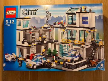 Lego City Politiebureau 7744 compleet met doos