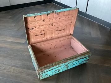 Vintage Metalen Kist met Turquoise Accenten beschikbaar voor biedingen