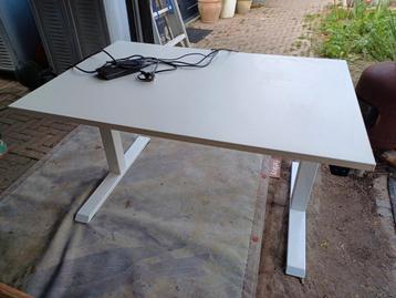 Elektrisch verstelbaar wit bureau