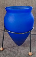Blauwe vaas (amphora) op standaard, Huis en Inrichting, Minder dan 50 cm, Glas, Blauw, Zo goed als nieuw