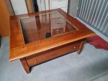 Salontafel met glazen bovenkant kersenhout beschikbaar voor biedingen
