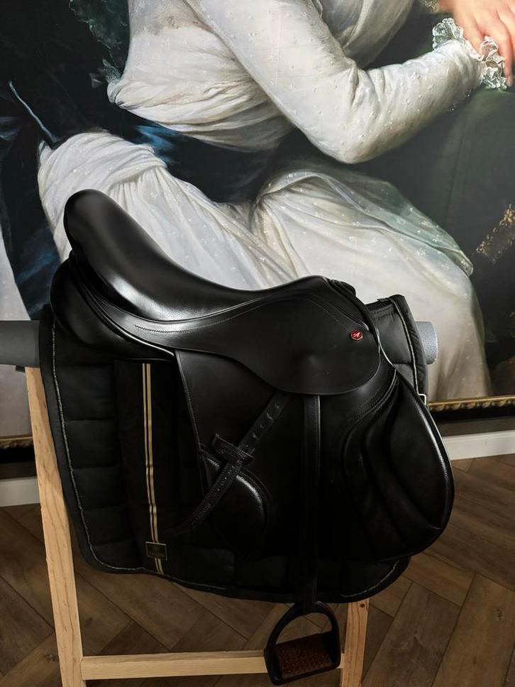 IN TOPSTAAT! ALBION K2 springzadel 17,5 inch helemaal compl, Dieren en Toebehoren, Paarden en Pony's | Zadels, Zo goed als nieuw