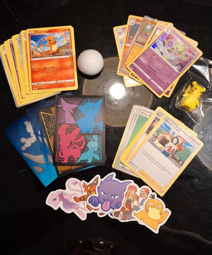 Bewaardoos met originele Pokémonkaarten en meer, Hobby en Vrije tijd, Verzamelkaartspellen | Pokémon, Nieuw, Meerdere kaarten