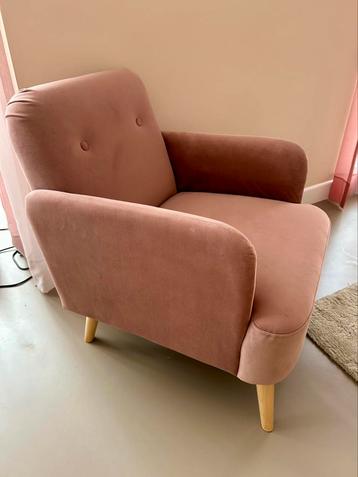 Oud-roze fluwelen fauteuil van MADE beschikbaar voor biedingen